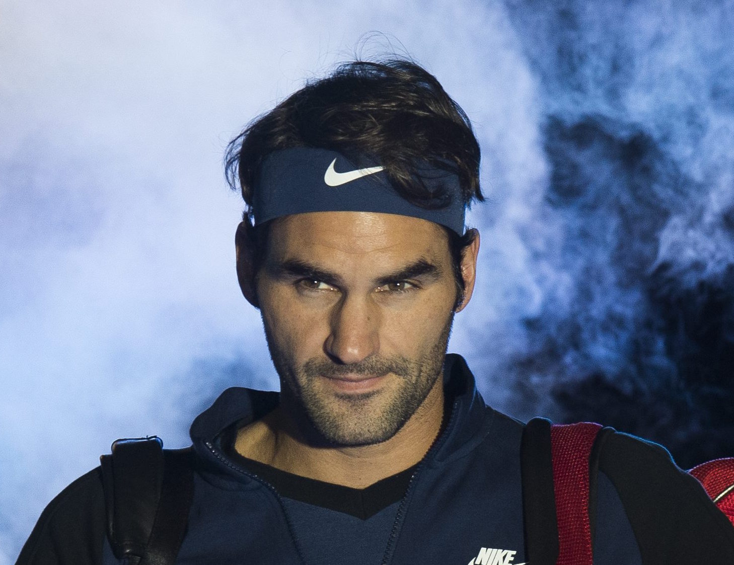 Switzerland's Roger Federer enters the O2 Arena ahead of  his round robin game against Serbia's Novak Djokovic during the ATP World Tour Finals in London, Britain, 17 November 2015. 